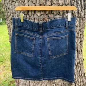 GAP Factory Store Hip hugger skirt in size 8